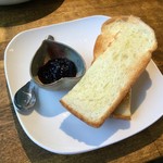 ジャム cafe 可鈴 - 今日はパンでいただきました。今日のジャムはブルーベリーです。