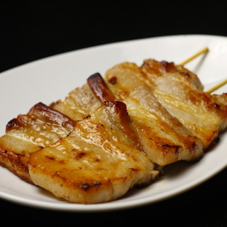 【豚バラ串焼き】1人でも2人でもOK！溢れる肉汁の虜に…。