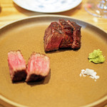 やまぐち - 肉料理：熟成のひれ肉の炭火焼き、あえて味付けはしていないので塩と山葵、返し醤油とフォンドボーのソースでシンプルに...