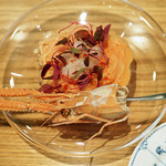 やまぐち - 冷たいパスタ：駿河湾の赤座エビを使ったカッペリーニ、フルーツトマトのソースで...上にアマランスという赤いハーブを添えて