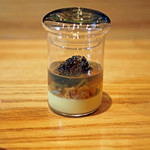 やまぐち - 冷たい前菜：干し貝柱のお出汁のゼリーにキャビア、ジュンサイ、唐津の生うにを沈めた冷たい前菜、底にはトウモロコシのブラン・マンジェ...ゆずの皮で香りをつけて...