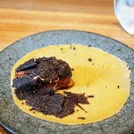 やまぐち - 温かい前菜：クレープ生地の上に、クリームチーズのソースとマンゴー、炭で焼いた琵琶湖の鰻、素揚げにした牛蒡とトリュフを添えて