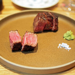 やまぐち - 肉料理：熟成のひれ肉の炭火焼き、あえて味付けはしていないので塩と山葵、返し醤油とフォンドボーのソースでシンプルに...