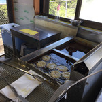 伊方じゃこてん - たくさん売れるようで、じゃこカツを揚げられてました。