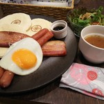 MARUFUJI CAFE - 厚切りベーコンパンケーキ 1,080円