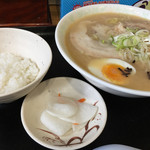 おそばの源さん - ごまだれラーメン(ご飯、漬物付き)600円