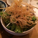 Kuimonoya Raku - お通しは野菜サラダ