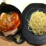 つけ麺屋 やすべえ - 辛味つけ麺（並）＋味玉チャーシュー＋辛味MAX＋つぶし生にんにくダブル