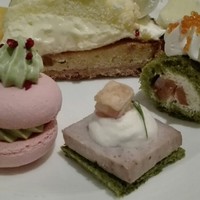 スプレンディード - ピンクのマカロン手前右二つは軽食