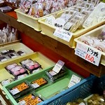 Sato No Eki Ono Iwa No Shou - 農産物、お弁当、パンがたくさん。外には野草やシカの角まで！