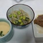 小樽料理 海月 - 左から、茶碗蒸し、ヘルシー野菜ともやしのナムル、真かすべ含め煮