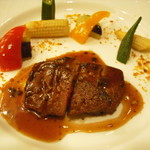 黒毛和牛のカットステーキ、夏の温野菜添え