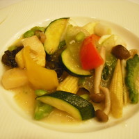 銀座アスター 本店 - たらば蟹と夏野菜の塩味炒め