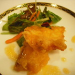 銀座アスター - 白身魚の揚げ物、サラダ添え 