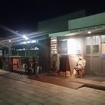 カフェ&ワインバー オーデパール - お店の入口。左奥が駅舎利用のテラス席