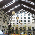 HEALY MAC'S Irish Bar & Restaurant - 建物の奥に海が見えます