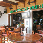 HEALY MAC'S Irish Bar & Restaurant - テラスから見る店内