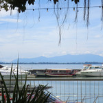 HEALY MAC'S Irish Bar & Restaurant - 正面は対岸〜ケダ州の山