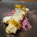 銀座 盡 - 淡路の太刀魚を白ワインで蒸してフリット、新玉ねぎやバルサミコのソース