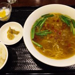 萬来酒楼 - 台湾麺　小ライス・ザーサイ・杏仁豆腐つき　700円