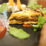 オペラ - ベーコンと夏野菜のキッシュ