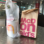 マクドナルド - 2017/07 なんか、初めてマクドナルドの公式アプリ McDonald’s Japanのクーポンでのプレミアムローストコーヒー (アイス)(M) 150円→100円をポリ袋に入れてくれましたよ