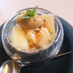 クイ クッチーナ イタリアーナ - 【ドルチェ】ブラマンジュ、桃、キャラメルのアイスクリーム添え