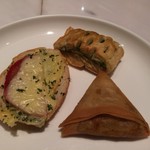 Plaza Premium Lounge - 手前の三角サモサが今回の当たり