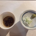 Sobadokoro Kunisaku - つけ汁2種（左が木の実のつけ汁）
