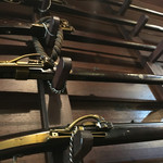 邪宗門 世田谷店 - 壁に飾られる火縄銃