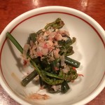 ガンジュウヤ - お通しのワラビの煮浸し