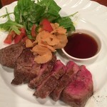 ガンジュウヤ - 牛赤身の鉄板焼きステーキ