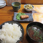 魚虎 - 白ごはん(大) 350円、タイあらみそ汁 250円