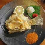 魚虎 - ヒラメ唐揚 価格失念。安くて美味しかった！骨の唐揚げが皿。上に身の唐揚げ。このセンス最高！