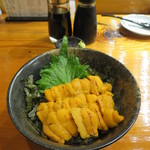 魚虎 - ウニ丼(時価)、時価…板ウニ価格で提供。この3800円(北海道)