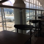 Plaza Premium Lounge - 開放感のあるテーブル席