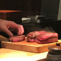鉄板焼き いわ倉 - 焼いてシェフが刃を入れてくれます