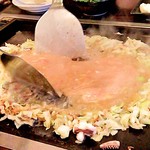 月島名物もんじゃ だるま - スタッフさんが作ってます。