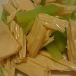逸品香 - セロリと干し豆腐？湯葉かも