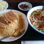 台湾料理　六順園 - 角煮チャーハンセット。麺は台湾ラーメン。