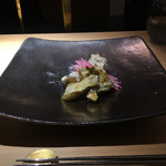 銀座 盡 - 淡路2kg超太刀魚の白ワインブレゼの米粉フリット、エシャロット 玉葱 浅葱 バルセートラウデンセ ジュドシトロンのソース 紅大根？のジュリエンヌ