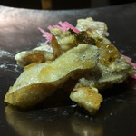 銀座 盡 - 脂のりよくはらみ側は特にとろっとろな太刀魚。奥の腹身側には酸のあるソースがなく、手前にだけソースをかけている。逆のがいいなぁ。太刀魚自体は素晴らしい。