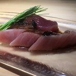 銀座 盡 - ヨコワは網どりとの事で軽い血のような酸味とトロ側は粒子の細かく口どけの良い脂がいい感じ。常温に戻した温度管理も完璧。