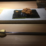 銀座 盡 - 利尻赤雲丹、舞鶴剣先烏賊、愛媛愛南町海苔、ワインビネガー 帆立出汁 青りんご酢 浅葱のソース、レモンのジュ