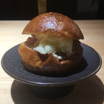 銀座 盡 - 根釧牛乳とゲランドの塩から作った自家製のバターとそのホエーで作ったパンのバーガー。ほんのりと冷たい塩気が効いたバターに表面をカリッカリに焼き上げたある軽く温かいパン。温度管理が完璧。美味。