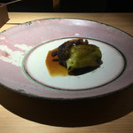 銀座 盡 - 阿蘇井信行さん赤牛の炭火焼、雲南省松茸の炭火焼、茄子の炭火焼、牛大腿骨を軽く焼いてとったフォンブランに牛スネを加えたコンソメとピノ・ノワールのソース