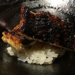 銀座 盡 - 精米仕立ての米をその場で炊き上げ、別に炭火焼にした穴子を丼ぶり的に上に。米に加えたバターのほんのり甘い香りや穴子のバルサミコの軽い甘みや焦げなど風味に満ちる。穴子は５mm程の厚みでまだ力ない印象。