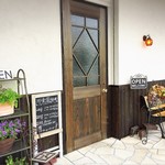 洋食屋クローバー - 可愛い入り口