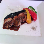 カフェルージュ - 若鶏もも肉の巻きものには、各種キノコが入っています
      ナスが甘くて美味しかったです