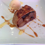 カフェルージュ - 温かいリンゴパイと冷たいバニラアイスクリーム
      熱々と冷え冷えが一皿に